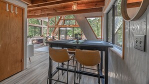 Een moderne keuken met een groot eiland, barstoelen en uitzicht op de omgeving.