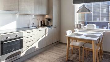 Frigorífico, microondas, lavavajillas y utensilios de cocina