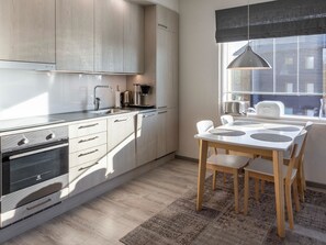 Refrigerador, microondas, lavavajillas, utensilios de cocina