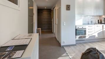 Frigorífico, microondas, lavavajillas y utensilios de cocina