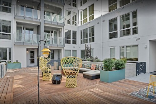 Hip Oakland Studio w/ AC, W/D, Gym, Coworking, near BART, by Blueground