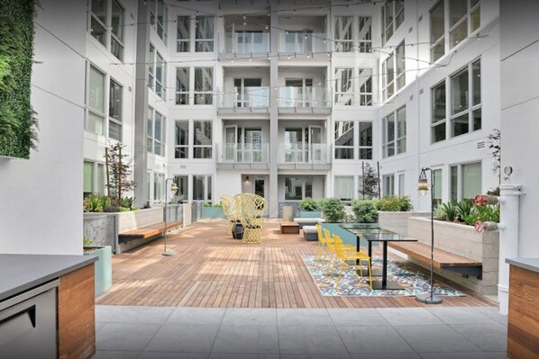 Outdoor dining - Hip Oakland Studio w/ AC, W/D, Gym, Coworking, near BART, by Blueground (Oakland)