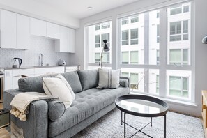 TV, stereo - Hip Oakland Studio w/ AC, W/D, Gym, Coworking, near BART, by Blueground (Oakland)