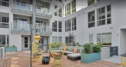 Luxe Oakland Studio w/ AC, W/D, Gym, Coworking, near BART, by Blueground