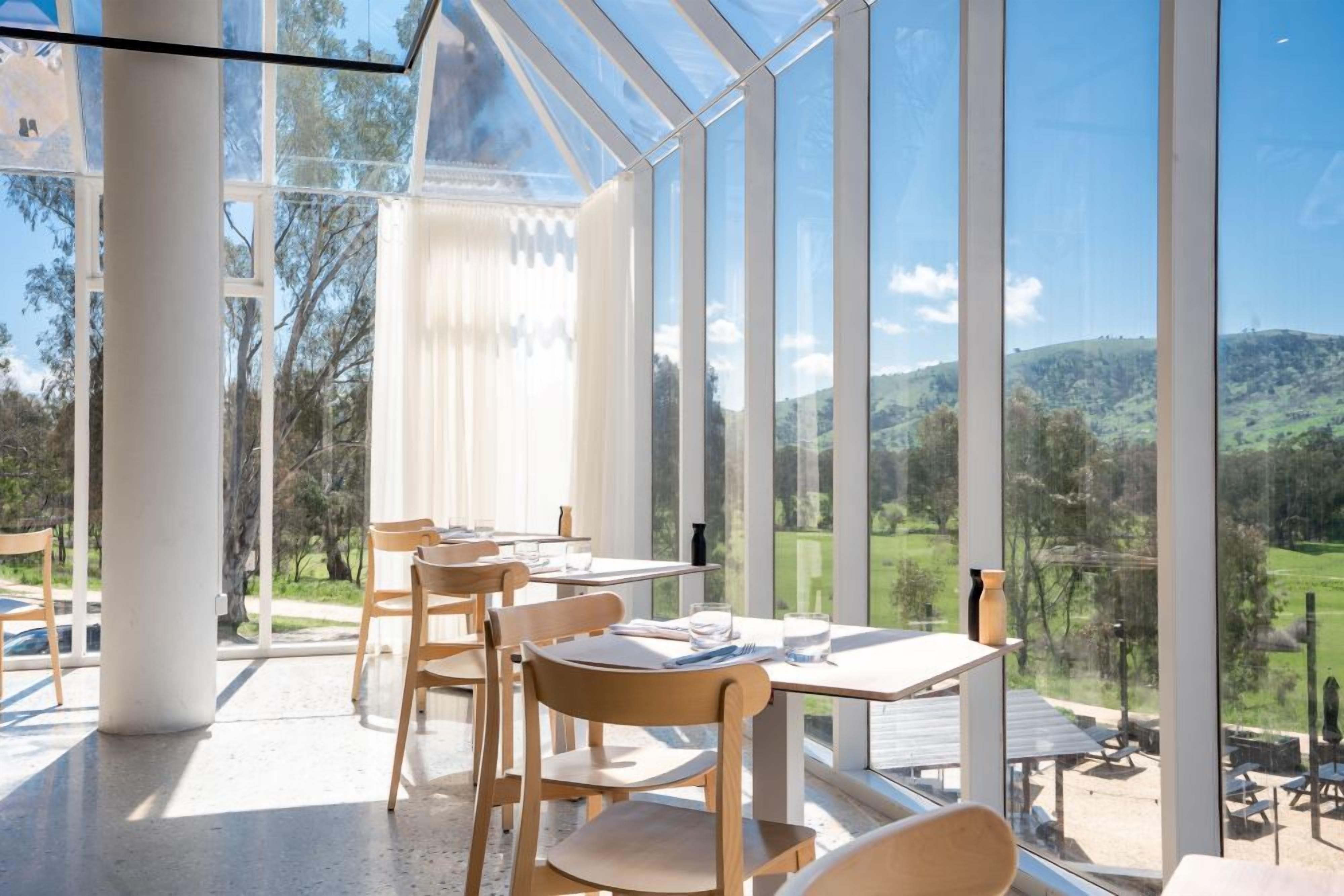 2 restaurants, breakfast served