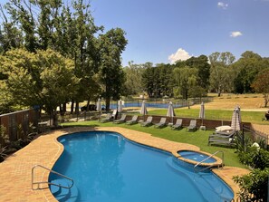 حمّام سباحة خارجي، مقاعد للتشمس