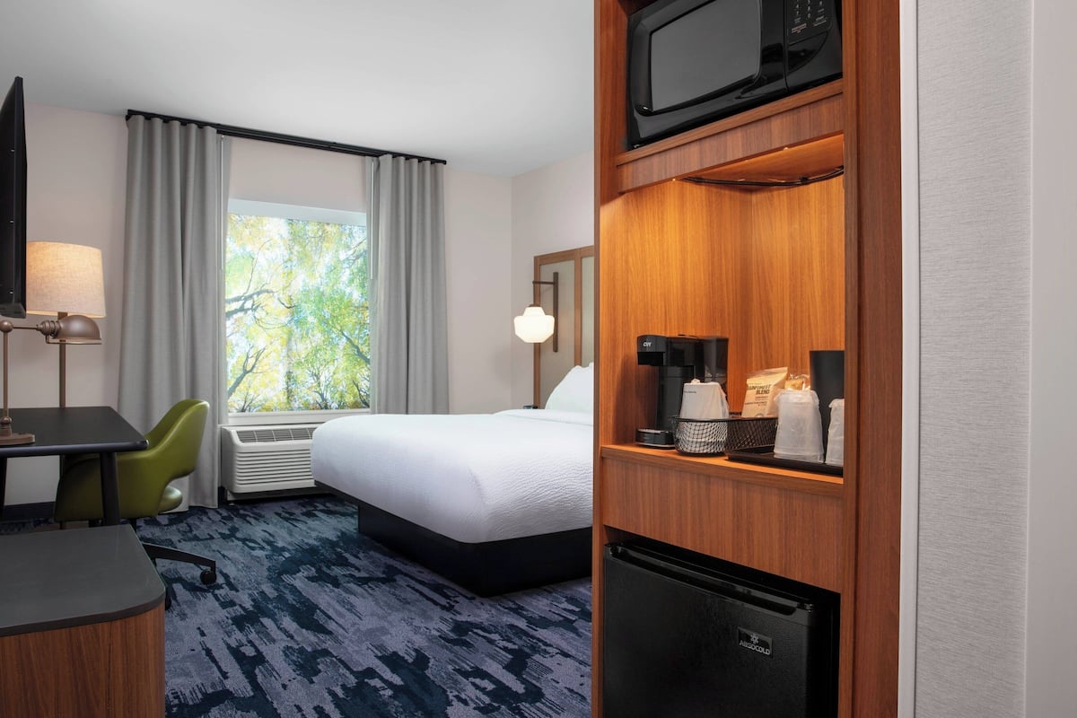 Desk, laptop workspace, iron/ironing board, free WiFi