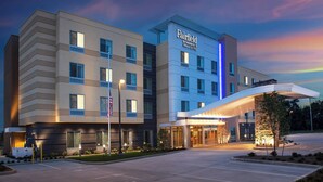 A Fairfield by Marriott hotel with a modern design, featuring a prominent entrance and a well-lit facade. - Fairfield Inn & Suites by Marriott Lebanon near Expo Center (Lebanon)