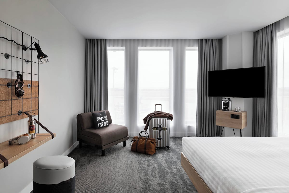 Room, 1 Queen Bed with Sofa bed | Living area