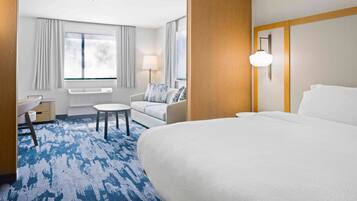 エグゼクティブ スイート キングベッド 1 台ソファーベッド付き 禁煙 | 1 室のベッドルーム、デスク、ノートパソコン用作業スペース、アイロン / アイロン台