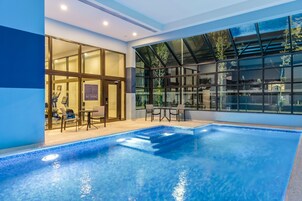Una piscina cubierta