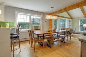 Dining - Chic Dover Home w/ Hot Tub: 1 Mi to Golf! (West Dover)