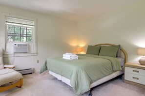 4 bedrooms, iron/ironing board, travel cot, Internet - Chic Dover Home w/ Hot Tub: 1 Mi to Golf! (West Dover)
