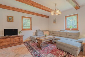 TV, fireplace, DVD player, stereo