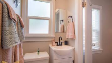 Chuveiro, secador de cabelo, toalhas de banho, sabonete