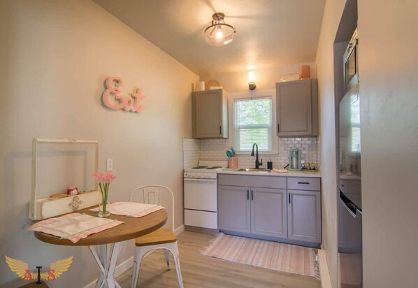 Frigorifero, microonde, forno, piano cottura