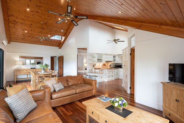 TV, books - Modern country chic amongst the vines in the Hunter Valley (Pokolbin)