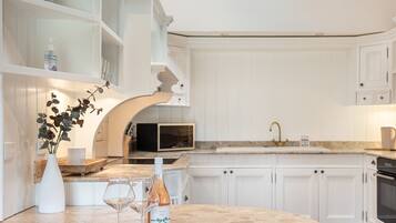 冰箱、微波炉、烤箱、炉灶