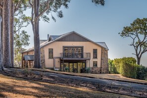 Exterior - Modern country chic amongst the vines in the Hunter Valley (Pokolbin)