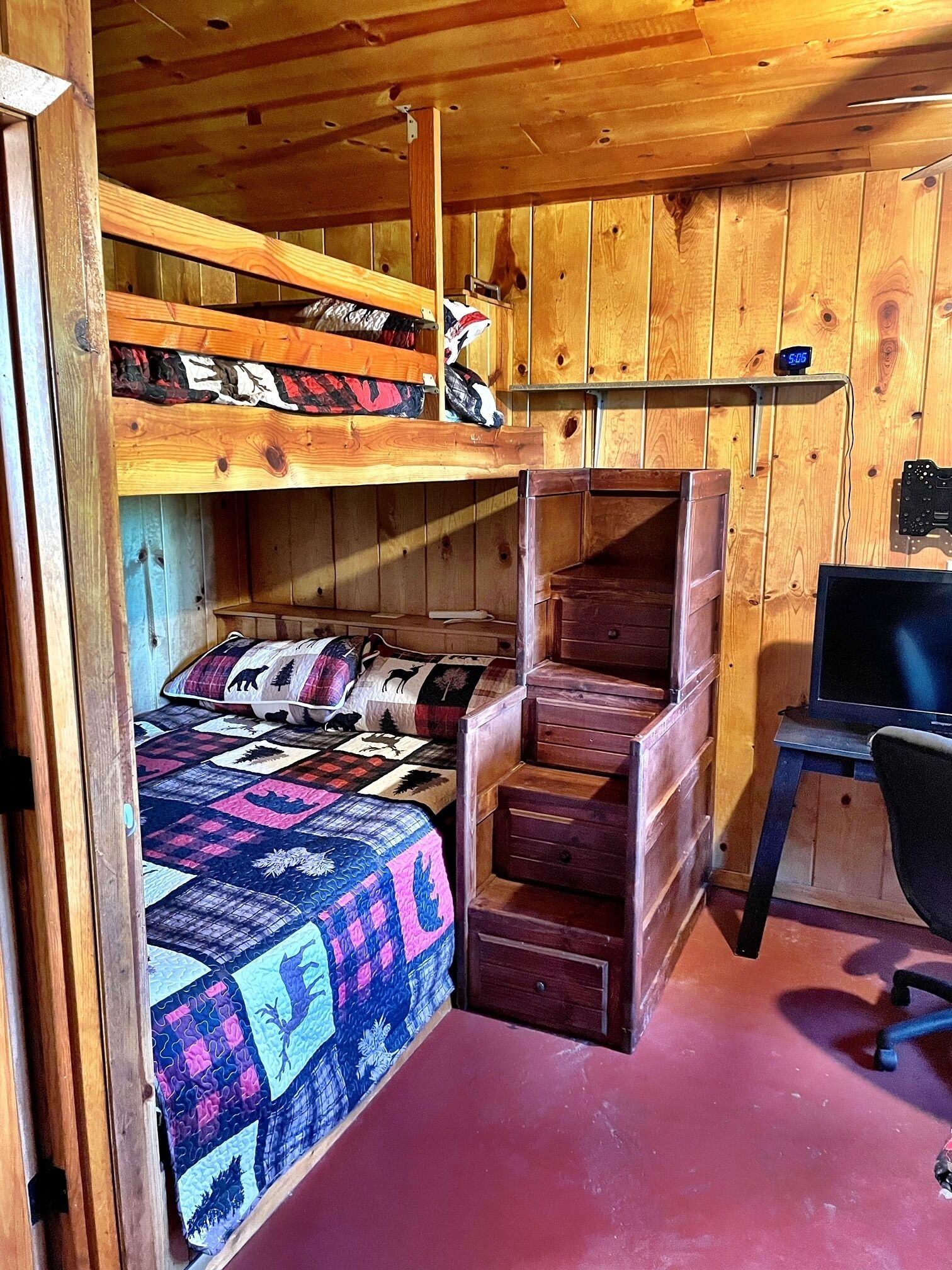 Rustic Crown King Cabin Pet Friendly -Large secluded fenced in yard 