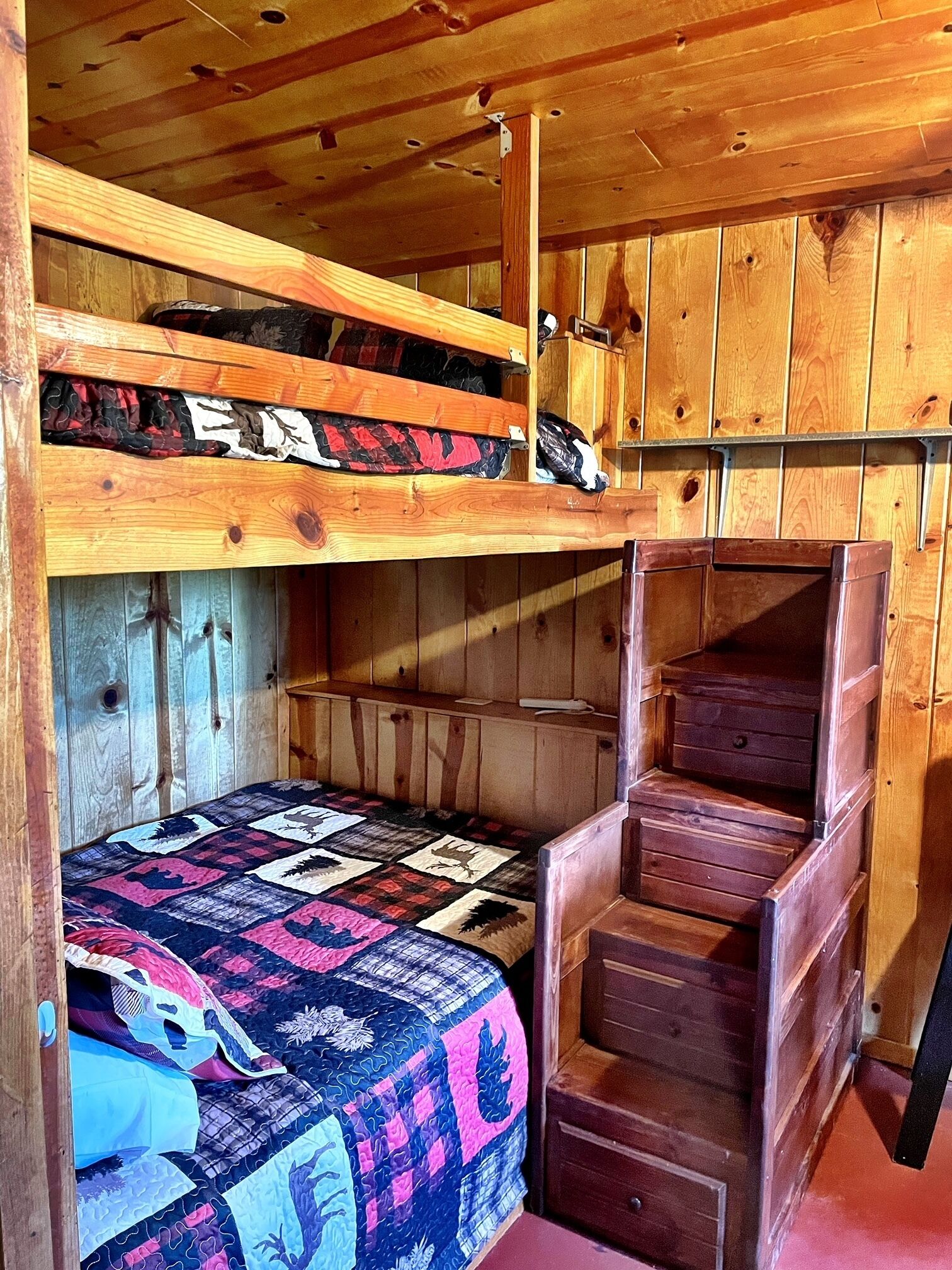 Rustic Crown King Cabin Pet Friendly -Large secluded fenced in yard 