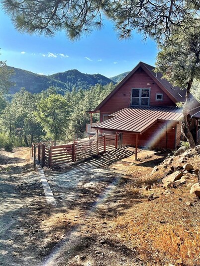 Rustic Crown King Cabin Pet Friendly -Large secluded fenced in yard 