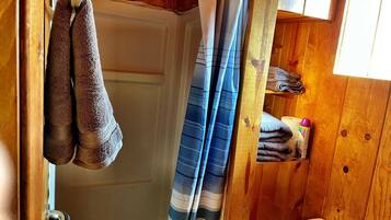 Dusch, handdukar, tvål och toalettpapper