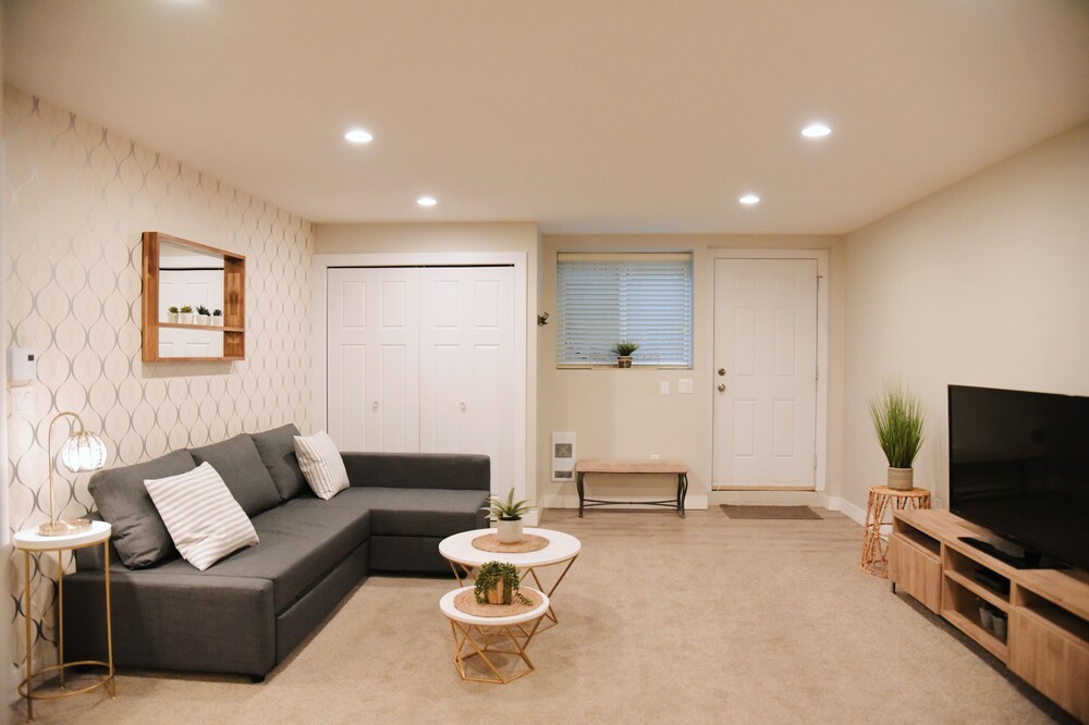 Modern Executive 2 bedroom Suite (sleeps 6)