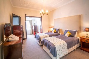 3 makuuhuonetta, työpöytä, silitysrauta/-lauta, vauvan matkasänky