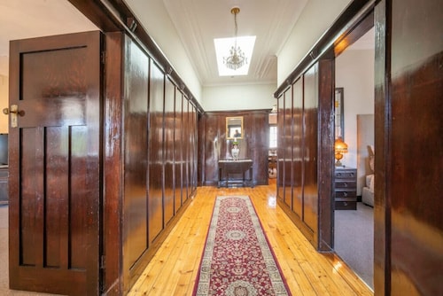 Silver Mist - Art Deco, Central Heating and Fireplace