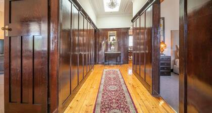 Silver Mist - Art Deco, Central Heating and Fireplace