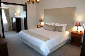 3 bedrooms, desk, iron/ironing board, travel crib