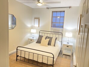 2 habitaciones, tabla de planchar con plancha y cuna de viaje 