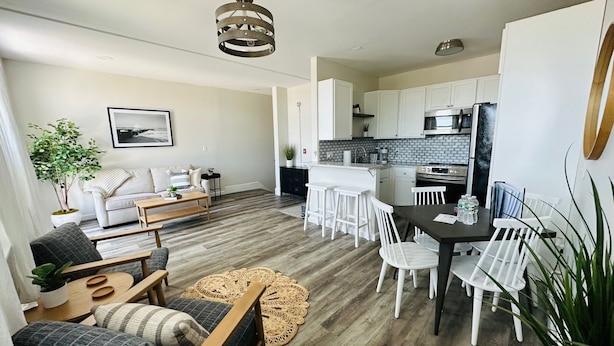 Ein modernes Apartment mit Wohnzimmer, Essbereich und Küche.