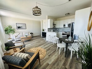 Een modern appartement met een zithoek, eetgedeelte en keuken.