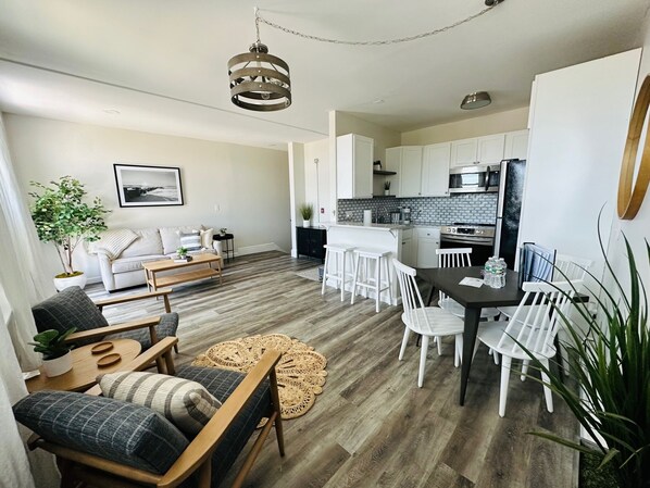 Smart TV, stereo - 2 Bedroom Apartment on Top Floor in Portland's West End (Portland)