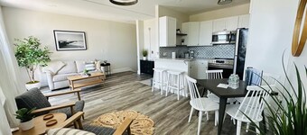 2 Bedroom Apartment on Top Floor in Portland's West End