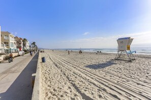 Beach nearby, sun-loungers, beach towels