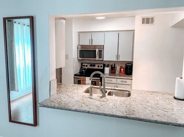 Kjøleskap, mikrobølgeovn, ovn og kokeplater