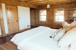 3 bedrooms, iron/ironing board, free WiFi, bed sheets - Hilltop Cabin on Center Hill Lake (Baxter)