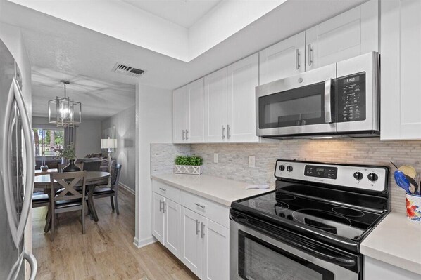 Refrigerador, microondas, horno, placa de cocina