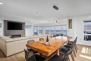 Dining - Extraordinary Beach and Oceanfront Views, Pet Friendly, Hot Tub & Fire-Pit, Luxury (Rockaway Beach)