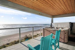 Outdoor spa tub - Extraordinary Beach and Oceanfront Views, Pet Friendly, Hot Tub & Fire-Pit, Luxury (Rockaway Beach)