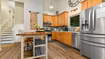 Fridge, microwave, dishwasher, coffee/tea maker