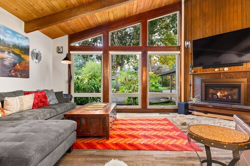 Phenomenal Mid-Century Modern Retreat, Open Layout, Fenced Backyard, Fire-Pit, 10 Miles to Portland