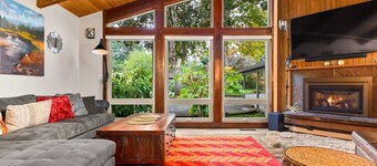Phenomenal Mid-Century Modern Retreat, Open Layout, Fenced Backyard, Fire-Pit, 10 Miles to Portland