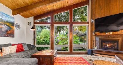 Phenomenal Mid-Century Modern Retreat, Open Layout, Fenced Backyard, Fire-Pit, 10 Miles to Portland