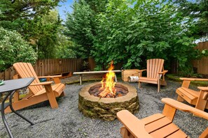 Property grounds - Phenomenal Mid-Century Modern Retreat, Open Layout, Fenced Backyard, Fire-Pit, 10 Miles to Portland (Beaverton)