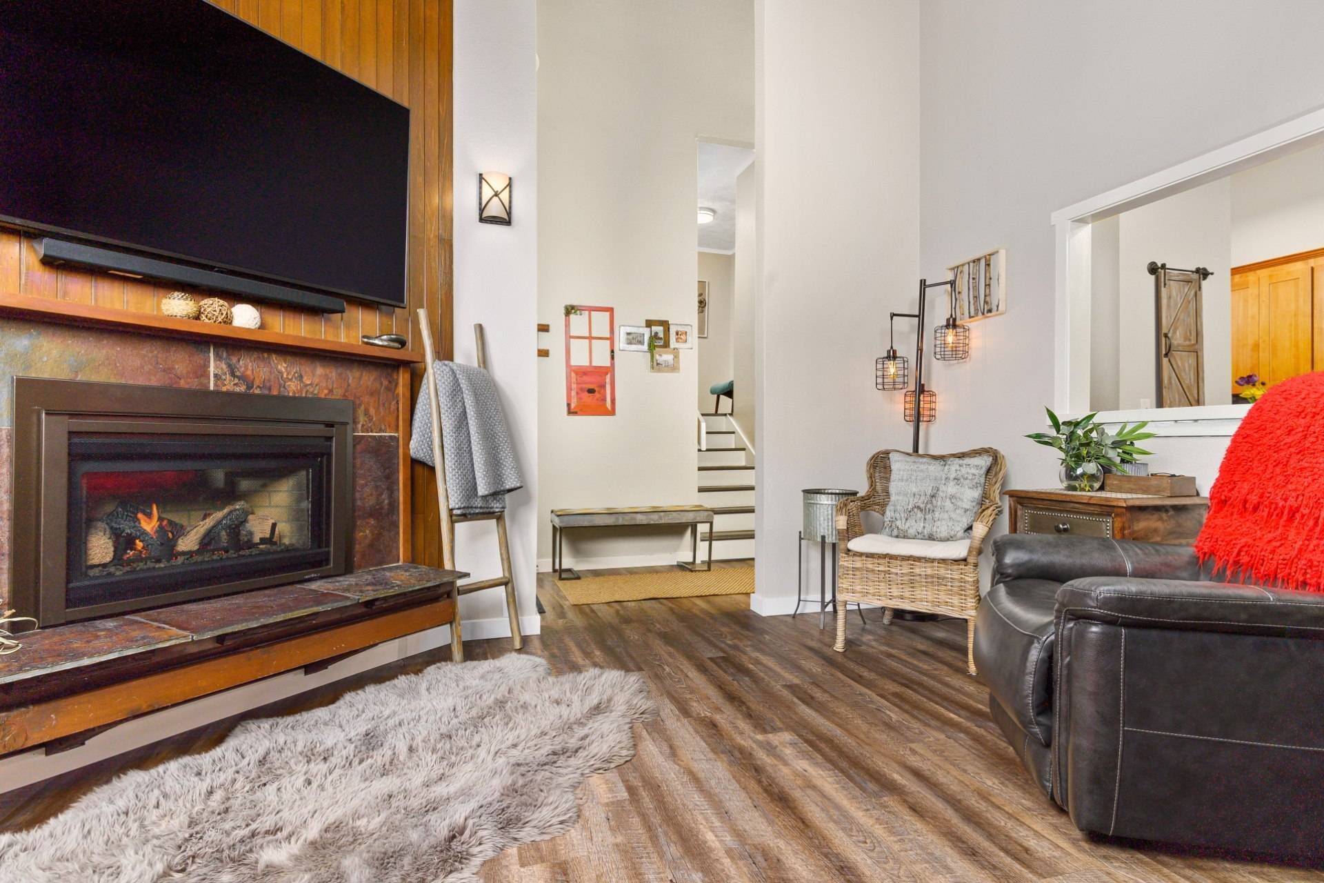 Phenomenal Mid-Century Modern Retreat, Open Layout, Fenced Backyard, Fire-Pit, 10 Miles to Portland