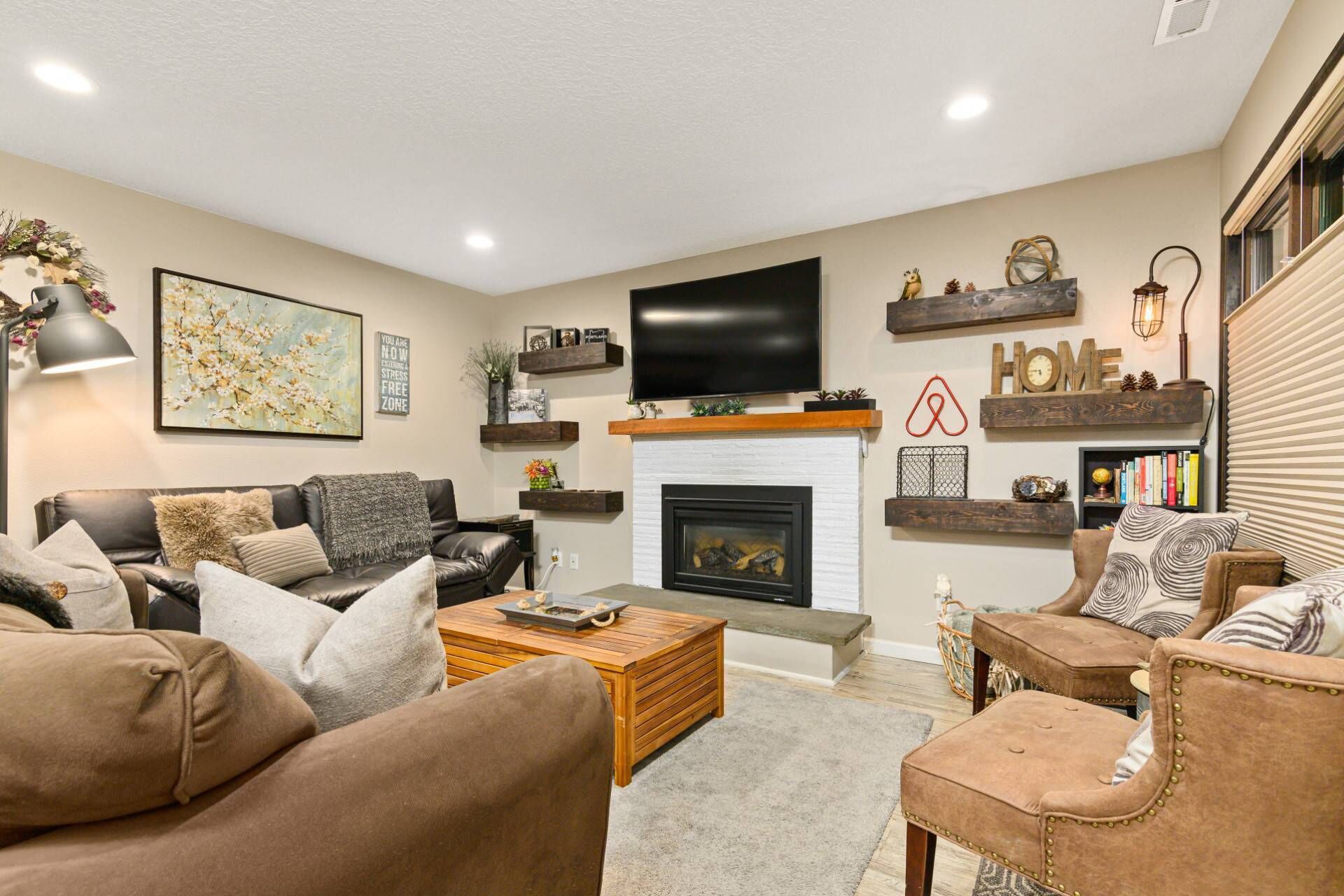 Perfect Portland Location, Tiki Backyard Layout /w Fire-pit, Open Floor Plan, 6 Miles to Portland